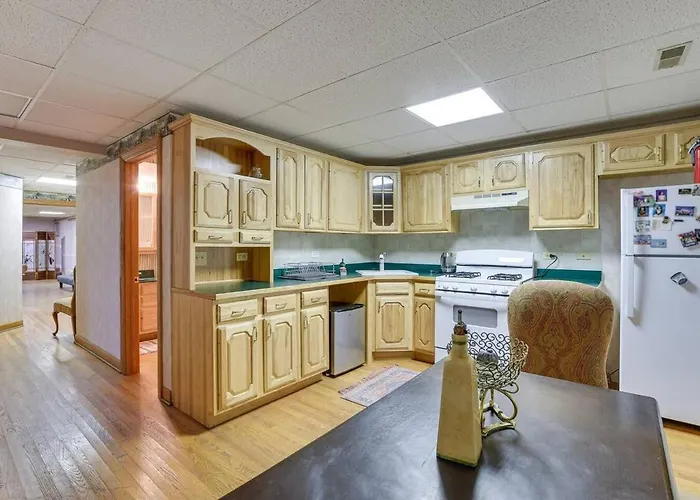6 Shared Acres Pool Table Hills Apartment *